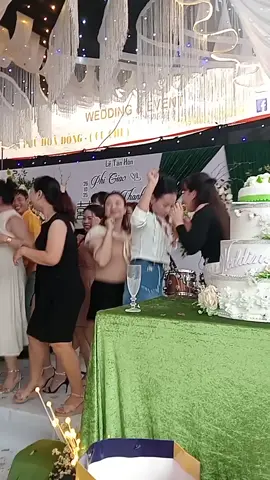 ngoài khia đám cưới Linh đình bao giờ mới tới tụi mình đây em ❤️ Hồng Hà 