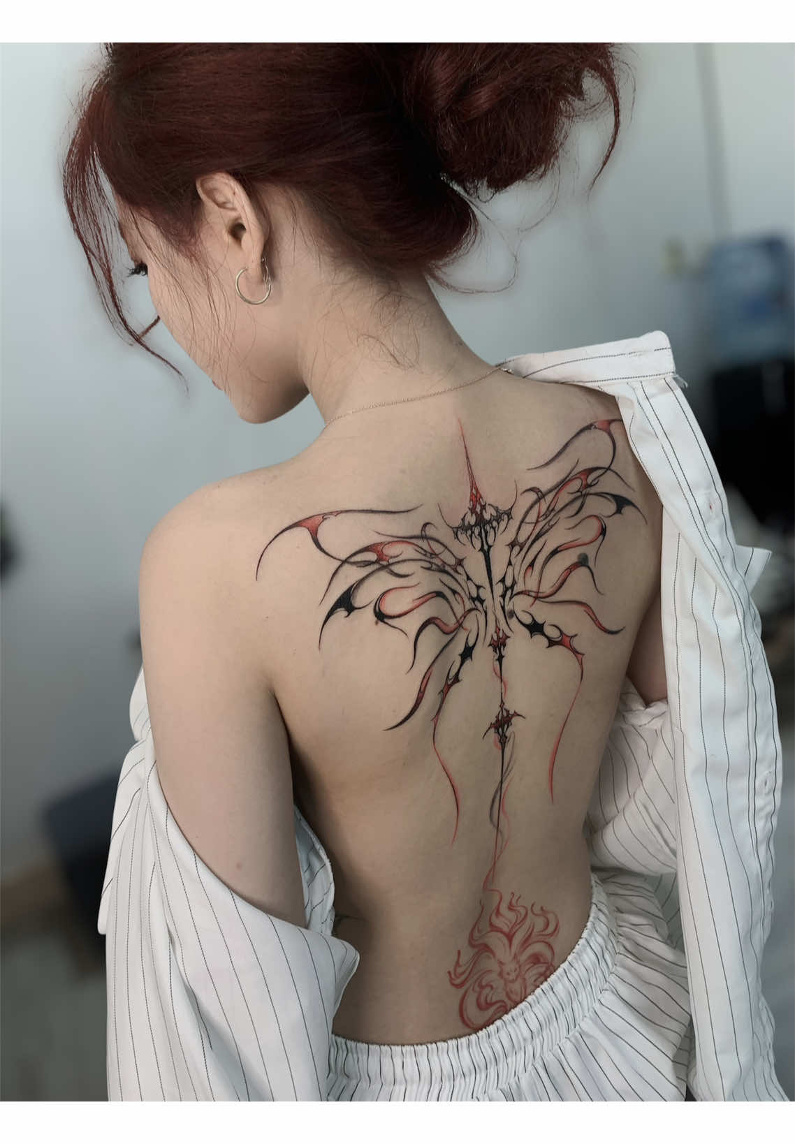 Hình xăm với phong cách tribal pha fantasy. Các đường nét đen mảnh, uốn lượn và xen lẫn những mảng đỏ chuyển sắc, tạo cảm giác vừa mạnh mẽ, cá tính vừa quyến rũ #thoxamngheonhatsaigon #tattoos #tribal #fantasytattoo #viral 