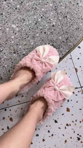 Dép đi trong nhà cho mấy bà tham khảo nè . Mùa lạnh sắp tới rùi chọn 1 em mang cho ấm chân nha #depditrongnha #depxinh #depbong 