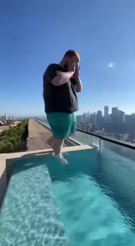 Ein Zentimeter mehr und das Video wär nicht viral, sondern Beweismaterial. Danke, Infinity-Pool, fürs Mitleid 😂 #knapp 
