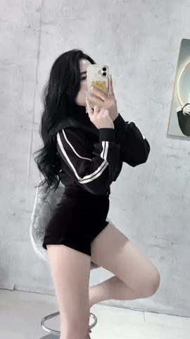 𝐆𝐢𝐮̛̃𝐚 𝐦𝐨̣̂𝐭 𝐭𝐡𝐚̀𝐧𝐡 𝐩𝐡𝐨̂́ 𝐭𝐨𝐚̀𝐧 𝐧𝐠𝐮̛𝐨̛̀𝐢 𝐱𝐢𝐧𝐡 đ𝐞̣𝐩, 𝐡𝐢 𝐯𝐨̣𝐧𝐠 𝐚𝐧𝐡 𝐜𝐡𝐢̉ 𝐧𝐡𝐢̀𝐧 𝐞𝐦𝐦 ✨!#xuhuong #aokhoacnu #myoutfit #lênxuhướng 