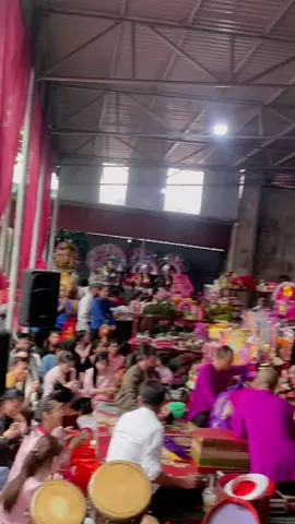 Đệ tử cô vô số hằng hà. Nhà toàn trai xinh gái đẹp thôi🥰