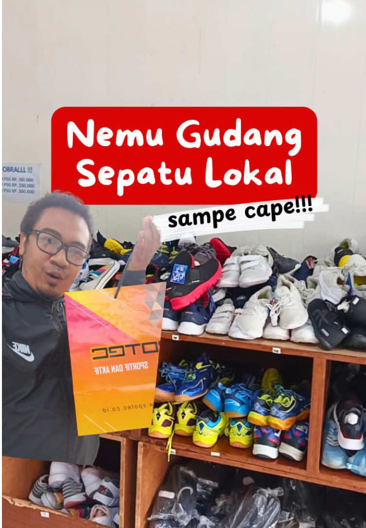 Gudang sepatu lokal di Bandung ! Sumpah saking kalapnya akhirnya kita nginep aja deh di Bandung, soalnya besoknya masih balik lagi ke toko itu buat pilih-pilih lagi beberapa yg mau dibawa pulang ke Sumedang, titipan temen… Untung ada #reddoorz nih yang bantu kita nemuin hotel dengan harga terbaik 😍 #reddoorzid #redtravelers #reddoorzindonesia #wisatabandung @RedDoorz Indonesia 