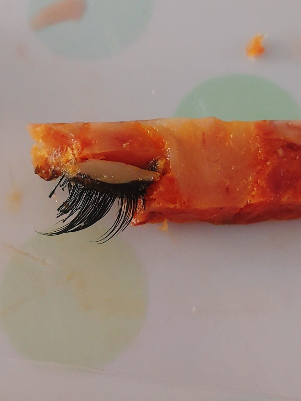 Életem legdurvább meglepetése a disznósajtban! (Hát nem undorító és vicces egyszerre?) Írjátok meg a kommentbe a legbizarabb kajában talált idegen hozzávalót.... #műszempilla #disznósajt #anglia🇬🇧 #meglepetés 