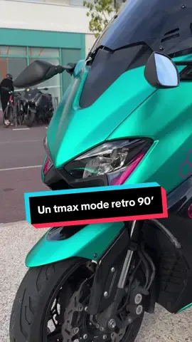 Total covering vert satin chrome + accents roses et carbone sur ce tmax 560 Yamaha #covering #tmax #moto #pourtoi #custom 