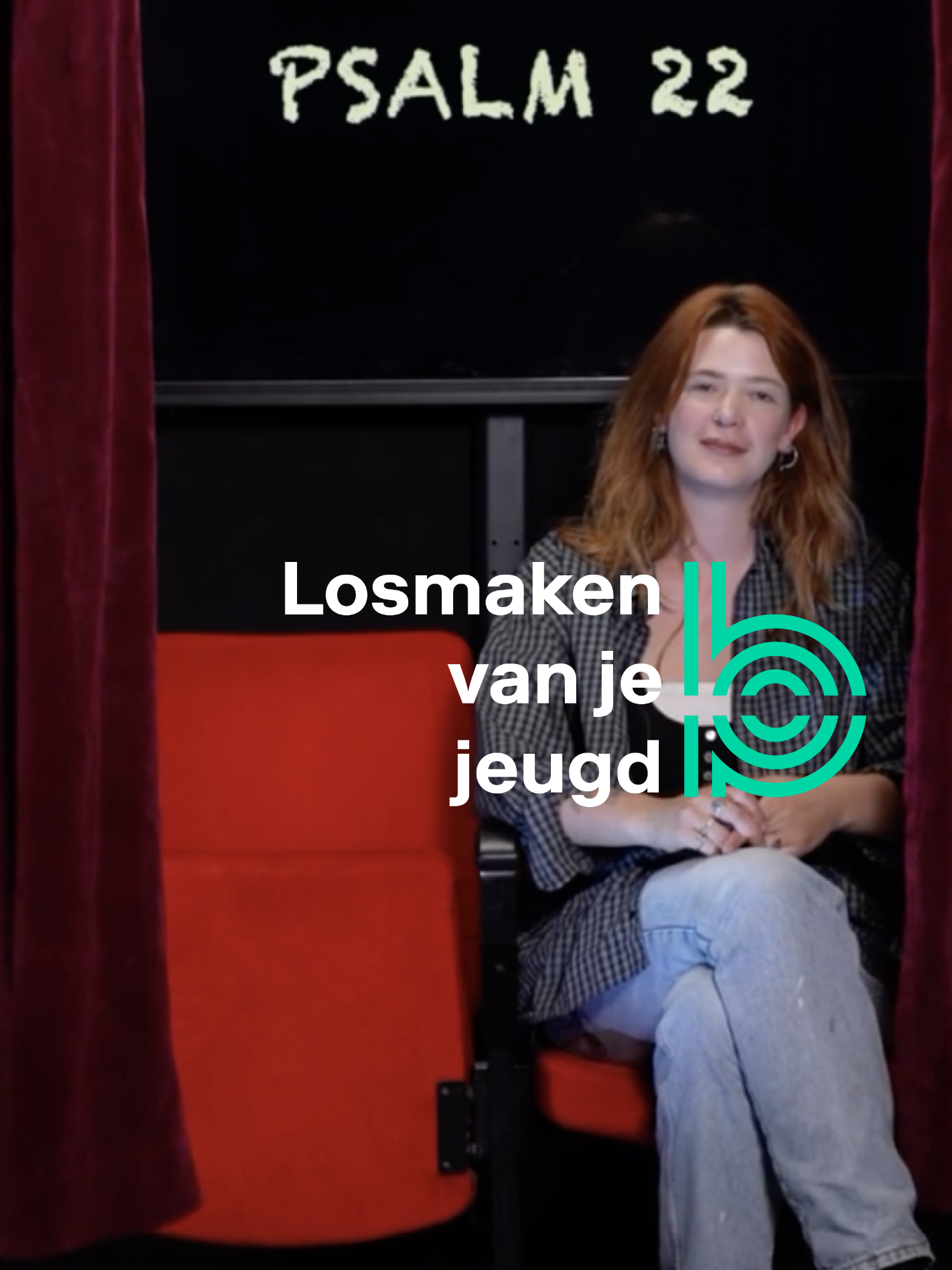 “Mijn God, mijn God, waarom hebt Gij mij verlaten?” Zo luidt de vers Psalm 22 en dat is ook gelijk de titel van de film van filmmaker Veerle Meijaard. In haar korte film laat ze zien wat het betekent om te breken met het geloof en het sociale milieu waarin je bent opgegroeid. Ze groeide zelf op in een gereformeerde gemeenschap in Zeeland, een wereld die steeds nauwer begon te voelen. In de film keert hoofdpersoon Janna terug naar haar ouderlijk huis om haar jongere zelf, letterlijk en figuurlijk, achter te laten bij haar ouders. Maar hoe harder ze probeert afstand te nemen, hoe meer dat verleden aan haar blijft trekken. Veerle vertelt over de tweestrijd tussen loslaten en erkennen: “Pas wanneer je je jongere zelf kunt omhelzen, kun je het ook echt loslaten.” #filmtip #religie #identiteit #zelfontwikkeling