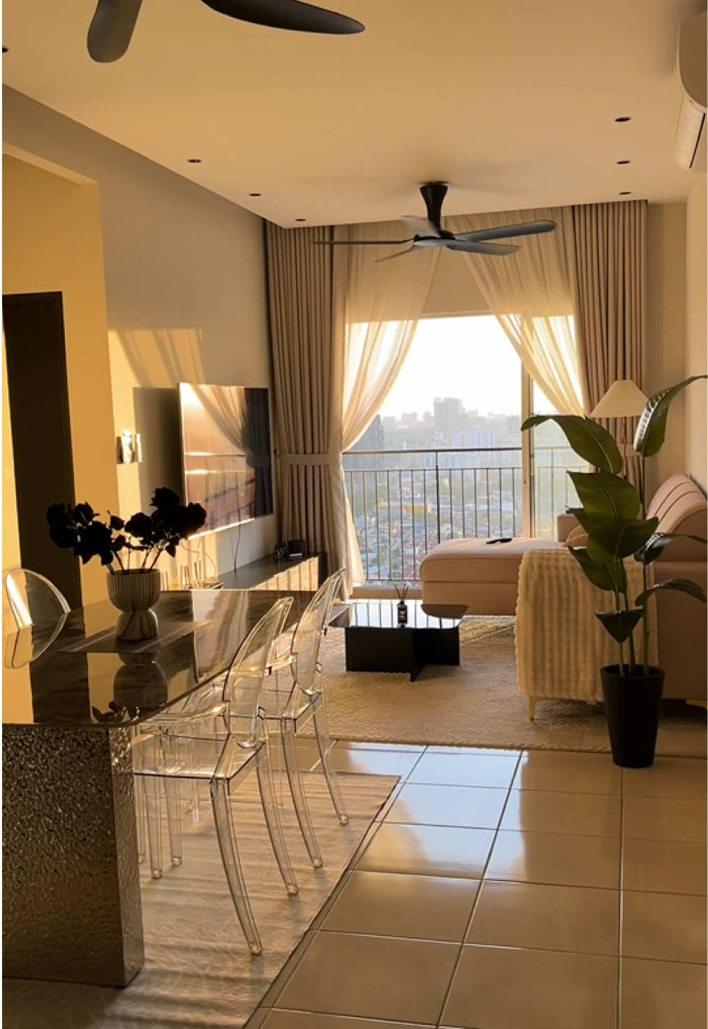 Ada yang suka view sunset macam ni? #vistadanaukota #airbnb #kualalumpur #decoration #scenery 