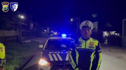 Personel Satlantas Polres Nabire melaksanakan kegiatan Patroli Blue Light pada malam hari guna menciptakan situasi kamseltibcarlantas yang aman dan kondusif di wilayah Kabupaten Nabire. Patroli dilaksanakan dengan menyusuri jalur-jalur utama, kawasan pemukiman, serta titik-titik rawan pelanggaran dan kecelakaan lalu lintas. Dalam kegiatan tersebut, petugas memberikan imbauan kepada masyarakat agar selalu tertib berlalu lintas, tidak menggunakan knalpot brong, serta menghindari balap liar dan pelanggaran lainnya yang dapat membahayakan diri sendiri maupun pengguna jalan lain. Kegiatan Patroli Blue Light ini rutin dilaksanakan sebagai bentuk kehadiran polisi di tengah masyarakat untuk memberikan rasa aman, mencegah tindak kejahatan jalanan, dan menjaga ketertiban lalu lintas di wilayah hukum Polres Nabire.
