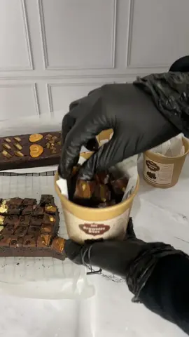 Dari oven ke cup atau box, siap kirim manisnya hari ini 😋 Setiap potong fudgy brownies ini dikemas dengan cinta biar sampai ke kamu tetap lembut dan nyoklat maksimal! 🍫💝 #fudgybrownies #browniesenak #brownieslembut #browniescilacap #browniesadipala        