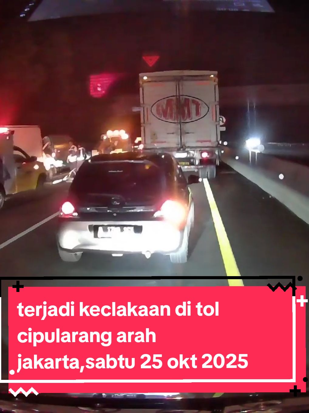 sabtu 25 okt 2025 terjadi keclakaan ditol cipularang km 118 arah jakarta,,sebuah trek box bagian depan ancur.  #capcut #capcutvelocity #viral #viralvideo #fypage #fyp #ambulance #ambulancedriver #ambulance_tiktok #ambulanceindonesia #ambulancemania #ambulancejenazah #tolcipularang #km118cipularang #cipularang 