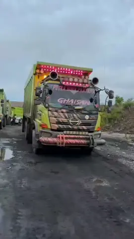 kalem kawan kalem... #lewatberanda  #fypシ  #4u  #driverbatubara  #hino500  #haulingtapin  #putrabimapratama 
