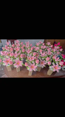 Tui vẫn đang chạy đơn các bà ạ. Chờ tui chạy xong tui nhận tiếp nha. Do nhiều tn quá tui k check kịp mọi ng thông cảm nhé. Best seller nhà e vẫn là màu hồng nhé🥰🥰. Cách tui lên bó hoa đây các bà ạ#hoayeu #cachbohoa #kemnhung #hoakemnhung #vairal 