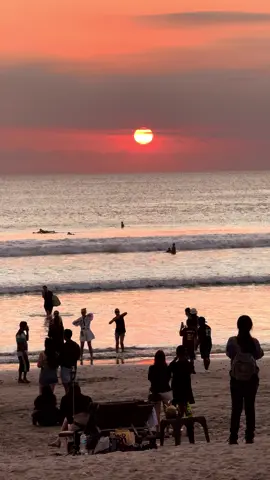 Sunset Kuta Beach 🏄‍♂️☀️🌊 #fyppppppppppppppppppppppp  #sunset  #sunsetbali  #beautifulsunset  #sunsetvibes 