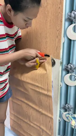 รีโนเวทประตูใหม่ไม่ต้องเสียเงินเยอะ#วอลล์เปเปอร์กาวในตัว #ไม่ทิ้งคาบกาว #ประตูไม้มินิมอล #เทรนด์วันนี้ #TiktokShopPadayช้อปวันเงินออก 