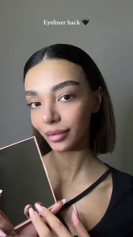 Eyeliner çekmek bu kadar kolay aslında daha fazla bilgi ve eğitim için benimle iletişime geçe bilirsiniz ❤️ #makeup #makeupartist #Eyeliner #eyelinerhack 