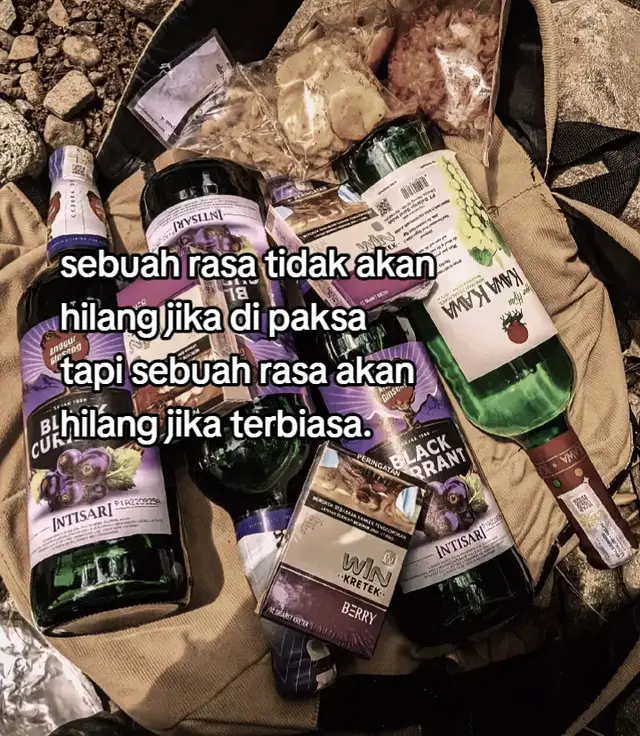 🍢 Bahan Sate: -500 gr ayam dada, potong dadu -Bawang putih, cacah halus secukupnya -Lada secukupnya -Garam secukupnya -Kecap secukupnya -Tusuk sate secukupnya 🥜 Bumbu Kacang: -300 gr kacang tanah, goreng -5 siung bawang merah -2 buah bawang putih -1 buah kemiri, sangrai kasar -2 buah cabe merah -Gula merah secukupnya -Masako secukupnya -Kecap secukupnya -Gula secukupnya -Asam jawa, seduh secukupnya 🍚 Bahan Lontong: -500 gr beras, cuci bersih -Plastik es lilin ukuran besar secukupnya -Daun pisang secukupnya Cara Membuat: Sate: Potong daging ayam, tusuk dengan tusukan sate. Kemudian campur dengan semua bumbu ayam. Marinasi dengan bawang putih, lada, garam, dan kecap, lalu masukkan kulkas agar meresap. Bumbu Kacang: Haluskan bawang merah, bawang putih, kemiri, dan cabe merah, lalu tumis sampai harum. Blender kacang yang sudah digoreng, masukkan ke dalam tumisan bumbu, tambahkan air jika terlalu kental. Tambahkan gula merah, Masako, minyak goreng secukupnya. Cek rasa dan tambahkan gula putih serta kecap manis jika perlu. Masak hingga matang merata, kental, dan mengeluarkan minyak, lalu angkat. Lontong: Cuci beras, siapkan plastik es lilin, beri sedikit daun pisang di dalamnya (untuk anti depresi bocor). Isi plastik dengan separuh beras dari ukuran plastik, lekatkan ujung plastik dengan lilin agar rapat, dan lubangi plastik dengan tusukan sate agar air bisa masuk. Siapkan panci besar berisi air hingga sampai mendidih, masukkan lontong. Pastikan terendam semua, masak selama 2 jam (tambahkan air jika berkurang). Angkat dan tiriskan, tunggu dingin agar tekstur keras (lebih baik bikin lontong malamnya, baru pagi bikin satenya agar tekstur lontong jadi sempurna tidak lembek). Bakar sate yang sudah dimarinasi sampai matang. Sajikan dengan bumbu kacang, lontong, sambal, irisan bawang merah, dan jeruk limau. Tips Tambahan: -Untuk lontong yang lebih praktis, Anda bisa menggunakan metode 5-30-7 (rebus 5 menit, diamkan 30 menit, rebus 7 menit, diamkan lagi). -Jika ingin membuat lontong kuat sate, Anda bisa memberi sedikit kapur sirih pada air rendaman beras dengan tambahan tepung beras untuk mengeratkan. #galaubrutal #fyppppppppppppppppppppppp #xzyabc #masukberandafyp #4u 