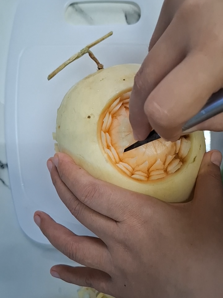 #fruitandvegetablescarving #แกะสลักผักผลไม้  วันนี้เกิดปัญหานิดหน่อยแต่เราก็สู้จนเสด