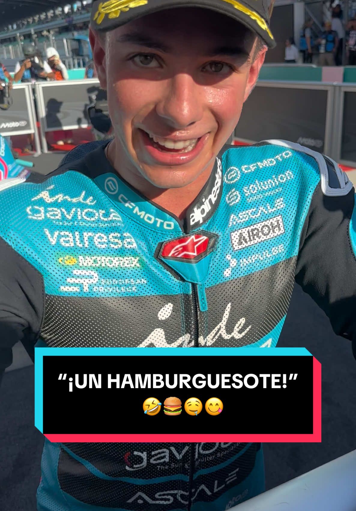🍔🤤😋🥈 @d.alonso80 🍔🤤😋🥈 David Alonso quería “un buen hamburguesote” para cenar después del podio del #MalaysianGP. ¿Llegará a tiempo antes del vuelo? 🤣 #AsparTeam #MotoGP #sportstiktok #burgerking 