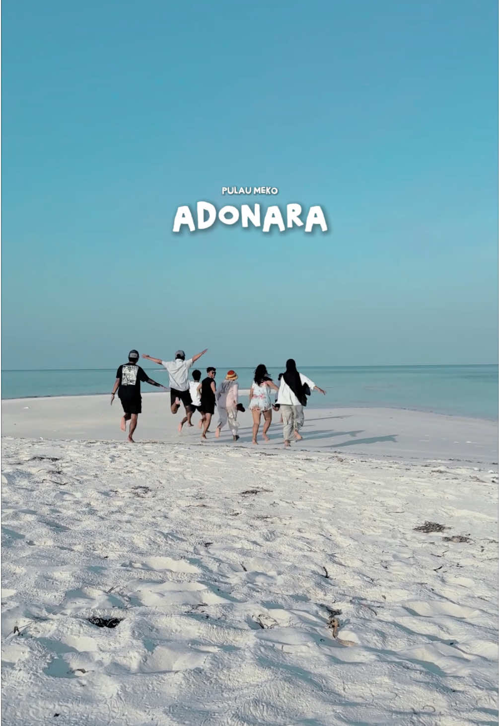 Yang buat perjalan berkesan bukan cuma pemandangannya tapi orang-orang yang ada di dalamnya. Kadang, kebahagiaan memang tumbuh dari kebersamaan. #traveling #trip #adonara #lembata #nttpride🏝🔥 