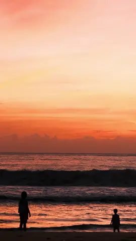 này em ơi.. chớ khóc một mình, đớn đau một mình, tủi thân một mình