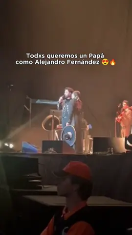 Que lindo ver a padre e hija en tarima, y que lindas palabras de @Alejandro Fernández para su hija @camifdzoficial en su presentación en La Macarena, dentro de su gira De Rey a Rey #alejandrofernández 