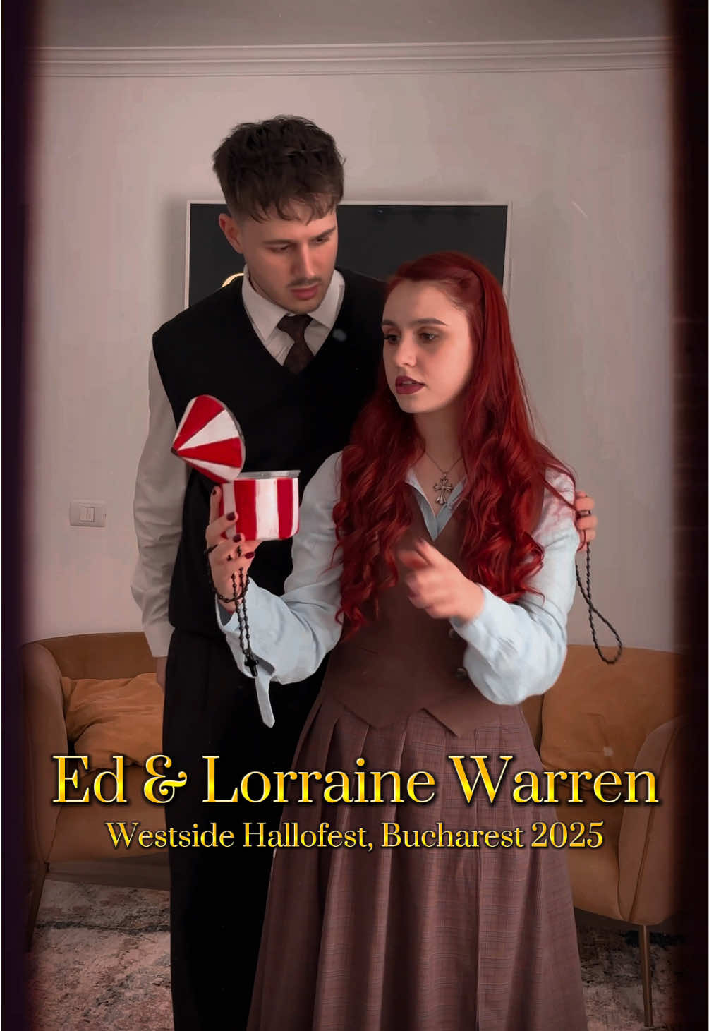 Astăzi suntem Ed & Lorraine Warren și ne pregătim să rezolvăm un nou caz, de data aceasta la @West Side Hallo Fest 👻🎃. Haideți cu noi la cel mai mare festival de Halloween din România! Stay tuned în caz că găsim material pentru The Conjuring 5🦇🎃 @Ancuța #edandlorrainewarren #foryouromania #theconjuring #westsidehallofest #bucuresti 