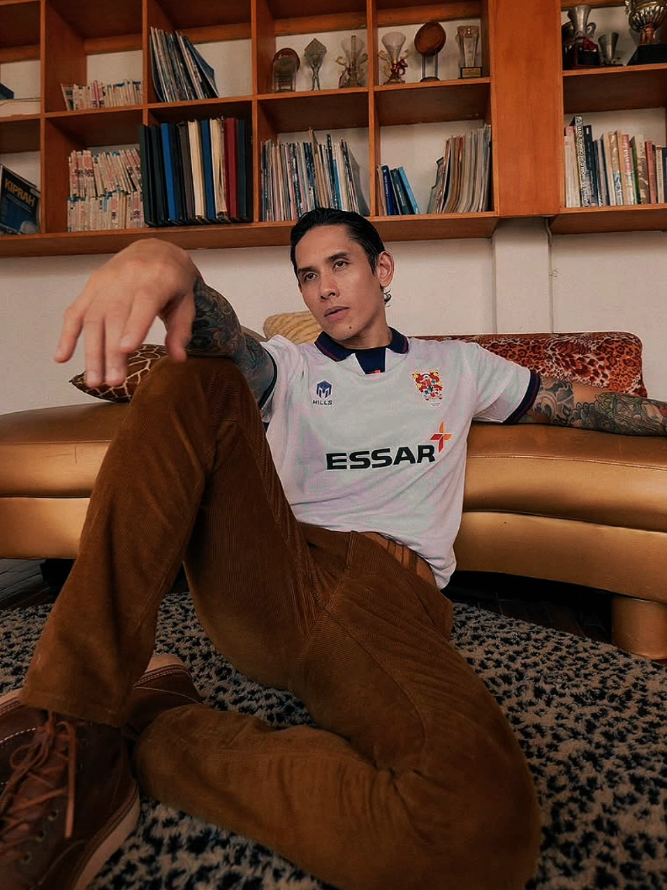 Ganindra Bimo secara singkat adalah seorang aktor, model, dan presenter asal Indonesia yang dikenal luas sebagai pembawa acara program olahraga NET Soccer. Ia lahir di Jakarta pada 29 Maret 1988 dan pernah menjadi finalis MTV VJ Hunt tahun 2008. Selain NET Soccer, Ganindra juga pernah membawakan sejumlah program olahraga lain seperti ESPN FC Indonesia. Ia dikenal memiliki hobi olahraga dan juga aktif di dunia seni peran dengan membintangi beberapa film populer.  #ganindrabimo #jersey #fyp #rolemodeltt 