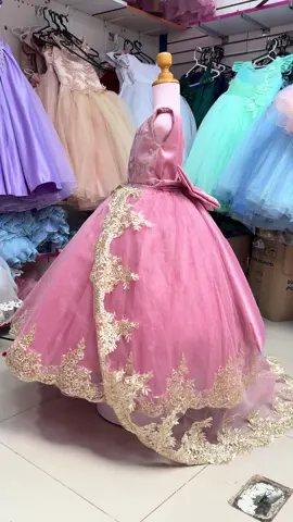 “Un toque de cuento de hadas para un día inolvidable 💫. Este vestido de promoción color palo rosa 🌷🌷envuelve a tu niña en elegancia y ternura, con cada detalle pensado para hacerla brillar con dulzura y estilo.” #promocioninicial #paratiiiiiiiiiiiiiiiiiiiiiiiiiiiiiii #fiestadepromocion#vestidodeniña #palorosa 