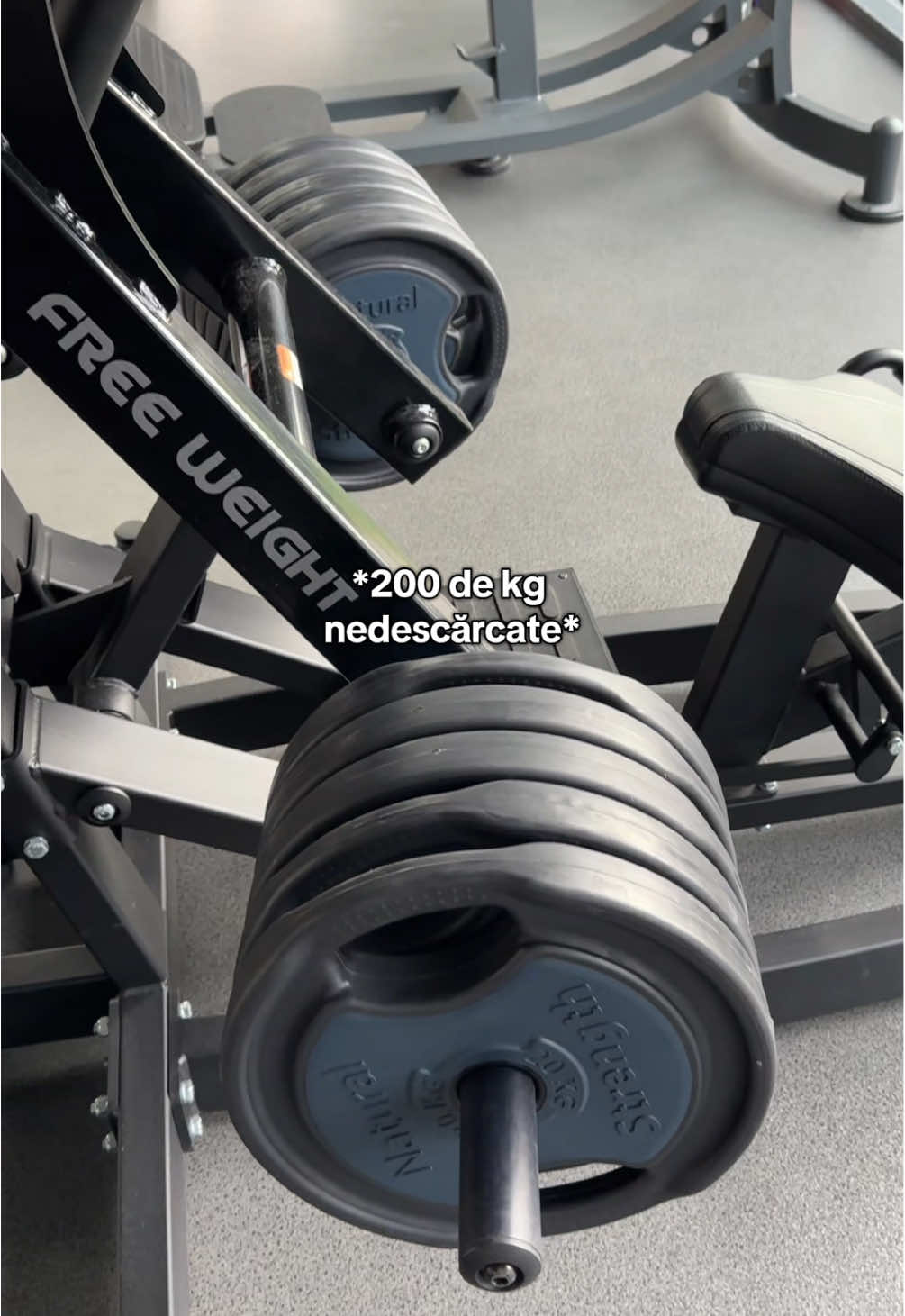 De ce oamenii nu își eliberează aparatul după ce termină exercițiul? N-o să înțeleg niciodată… YT: Andrada Beatrice Insta: Andraada_books _________________________ #gym #situation #fyp #viral 