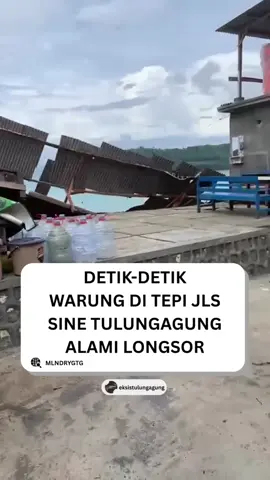 Tanda-tanda longsor mulai terlihat sejak pukul 07.00 WIB pagi di kawasan Jalur Lintas Selatan (JLS) Sine, Tulungagung, pada Minggu (26/10/2025).  Melihat kondisi tanah di sekitar warungnya mulai retak dan bergeser, pemilik warung segera menutup warung dan meminta pengunjung menjauh. Sekitar pukul 08.00 WIB, longsoran besar pun terjadi dan menyeret bangunan warung hingga rusak parah. Beruntung, tidak ada korban jiwa dalam kejadian tersebut. Namun, pemilik warung mengaku mengalami kerugian mencapai ratusan juta rupiah akibat bangunan dan seluruh isi warung tak bisa diselamatkan.  ____ @mlndrygtg  #EksisTulungagung #Tulungagung 