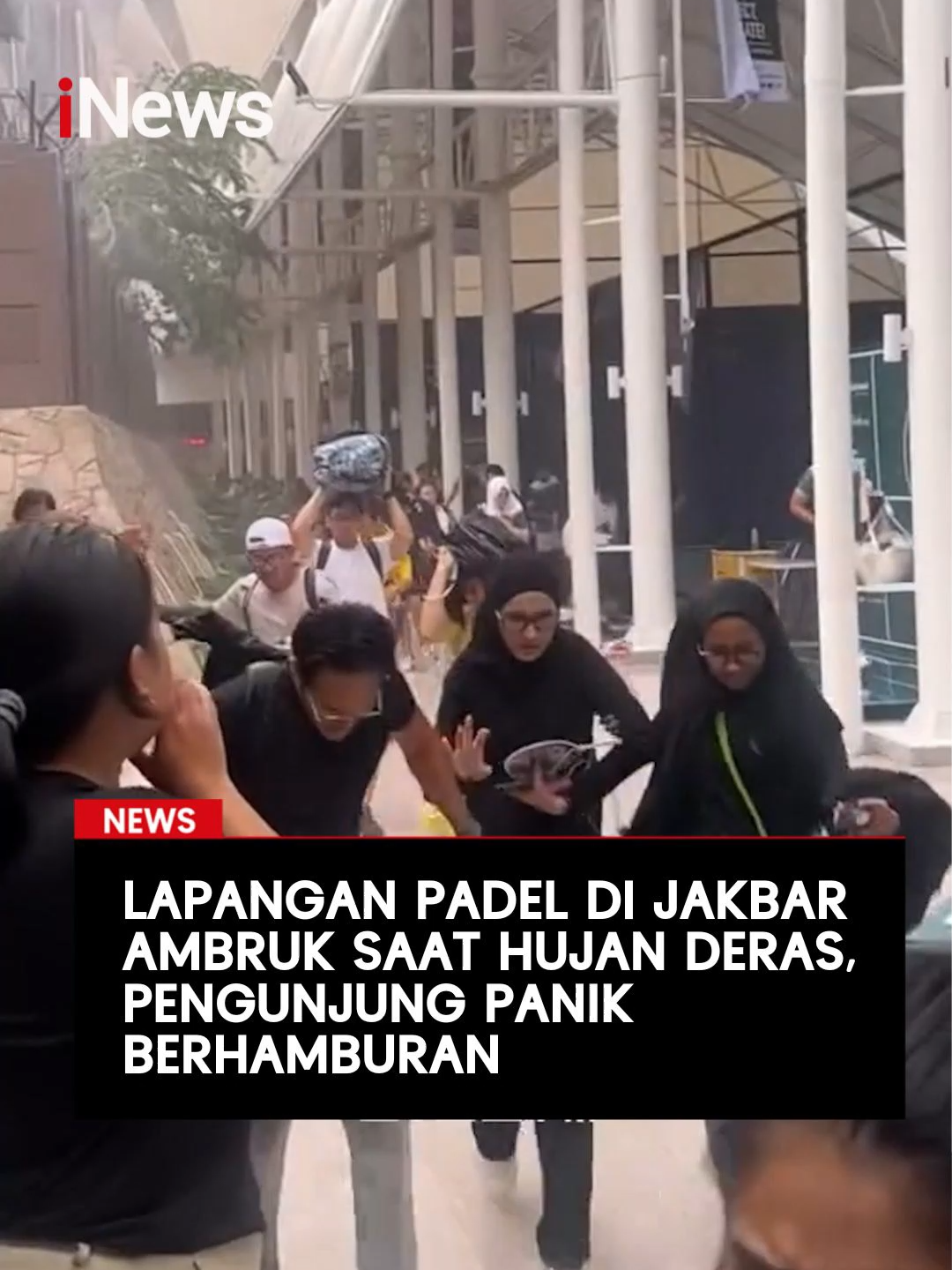 Atap lapangan padel yang berlokasi di Taman Villa Meruya, Kembangan, Jakarta Barat ambruk pada Minggu (26/10/2025) siang. Peristiwa ini diduga akibat hujan deras disertai angin kencang.  Dalam video yang viral di media sosial, tiang-tiang penyangga atap itu tampak miring di sejumlah titik lapangan. Beberapa bagian atap juga terlihat sobek. Kejadian itu membuat para pengguna lapangan berlarian. Mereka terlihat berusaha mengamankan diri masing-masing.  #Viral #Padel #CuacaEkstrem #JakartaBarat #iNews