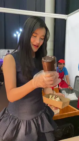 jujur binggung mau ngomong apa sama erine ngefreeze tiba