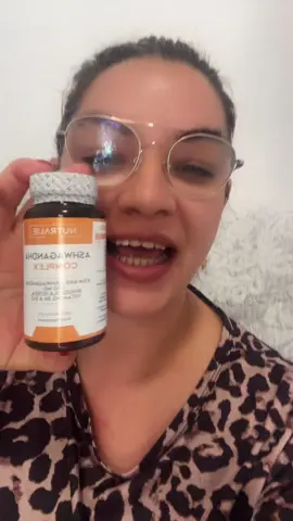 #paratiiiiiiiiiiiiiiiiiiiiiiiiiiiiiiiiii💖 #ashwagandhacomolex Lo encuentras en mi tienda vez a cojerlo antes que se acabe🥳🥳ashwagandha (550 mg), rhodiola rosea y vitaminas B6 y B12. Aquí tienes un resumen de los beneficios y propiedades de cada componente: ⸻ 🌿 Ashwagandha (Withania somnifera) – 550 mg 	•	Adaptógeno natural: ayuda al cuerpo a manejar mejor el estrés físico y mental. 	•	Reduce la ansiedad y mejora el estado de ánimo: puede disminuir los niveles de cortisol (la hormona del estrés). 	•	Mejora del sueño: favorece un descanso más profundo y reparador. 	•	Aumento de energía y vitalidad: mejora la resistencia física y la concentración. 	•	Soporte hormonal: en algunos estudios, ayuda a equilibrar las hormonas y mejorar la fertilidad masculina y femenina. ⸻ 🌸 Rhodiola rosea 	•	Otro adaptógeno potente: ayuda al cuerpo a adaptarse al estrés y al cansancio. 	•	Aumenta la energía mental y física: reduce la fatiga y mejora la concentración. 	•	Favorece el equilibrio emocional: puede ayudar a reducir síntomas de depresión leve y ansiedad. 	•	Mejora el rendimiento físico y mental, especialmente en momentos de esfuerzo o presión. ⸻ 💊 Vitaminas B6 y B12 	•	B6 (piridoxina): 	•	Participa en la producción de neurotransmisores como la serotonina y la dopamina (mejorando el ánimo). 	•	Ayuda al metabolismo energético. 	•	Contribuye al funcionamiento normal del sistema inmunitario. 	•	B12 (cobalamina): 	•	Esencial para la energía celular y la formación de glóbulos rojos. 	•	Apoya el sistema nervioso y cognitivo. 	•	Puede mejorar el estado de ánimo y reducir la fatiga.