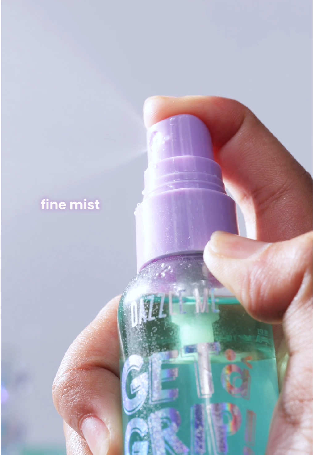✨Sensitive & dry skin friendly alert!✨ No more cakey makeup or redness, this setting spray is literally your skin’s bestie 💧 #DazzleMeIndonesia #DazzleTheWorld #DazzleMeBeauty #settingspray #sensitiveskin 