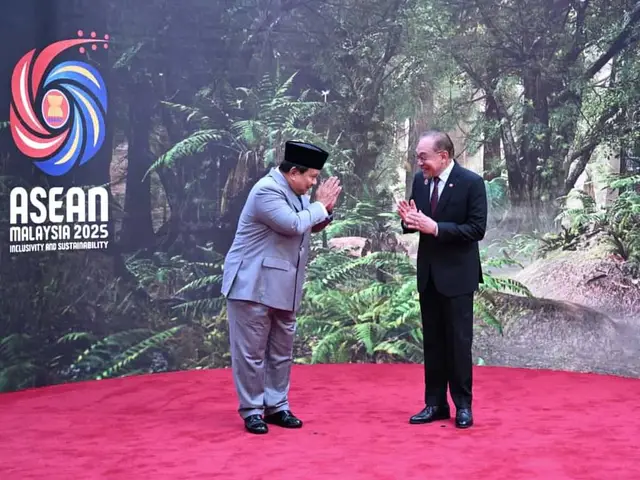 PRESIDEN Prabowo Subianto tiba di Kuala Lumpur Convention Centre (KLCC), Kuala Lumpur, Malaysia, Minggu (26/10) untuk menghadiri Konferensi Tingkat Tinggi (KTT) ke-47 ASEAN. Presiden Prabowo yang tiba pada pukul 08.20 waktu setempat (WS) disambut secara langsung oleh Perdana Menteri (PM) Malaysia, Anwar Ibrahim di park entrance, KLCC.  Dalam sambutan pembukanya, Ketua ASEAN 2025, PM Anwar mengatakan bahwa tahun 2025 menjadi tahun yang menuntut lebih banyak dengan meningkatnya pertentangan akibat ketidakpastian yang makin besar. Pertentangan ini, menurut PM Anwar, tidak hanya menguji perekonomian, tetapi juga tekad untuk tetap teguh dalam kerja sama dan meyakini bahwa dialog masih dapat terwujud pada era ini.  