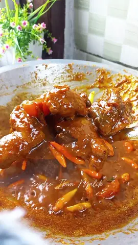 [SAVE AJA DULU !!!] ✨Ayam Gongso✨ Bahan-bahan : 1. 1 ekor Ayam bagian paha rebus ayamnya dengan Daun salam, Daun Jeruk, sereh 2. Air Kaldu ayam Bumbu Halus : 1. Cabe Merah 2. Cabe Rawit 3. Bawang Putih 4. Kemiri Seasoning : 1. Penyedap rasa 2. Micin 3. Gula 4. Merica bubuk r5. Kecap 3-4 sendok makan  6. 1 buah Irisan Tomat 7. 15 buah cabe rawit utuh 8. geprek sereh 9. 2 lembar daun Jeruk Happy recook mom !!!! #masakansimple #masakanrumahan #resepsimple #ayamgongso #enak 