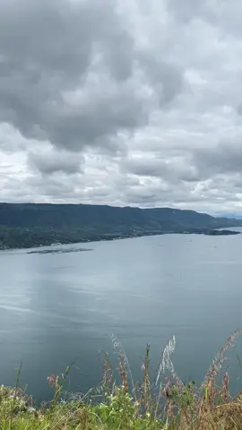 gpp ya di parapat pinjem lagu karonya, udah teracandu candu smaa lagunya 🙏🏻 #danautoba #parapat #bukitsenyummotung #sumutindah #parapat 