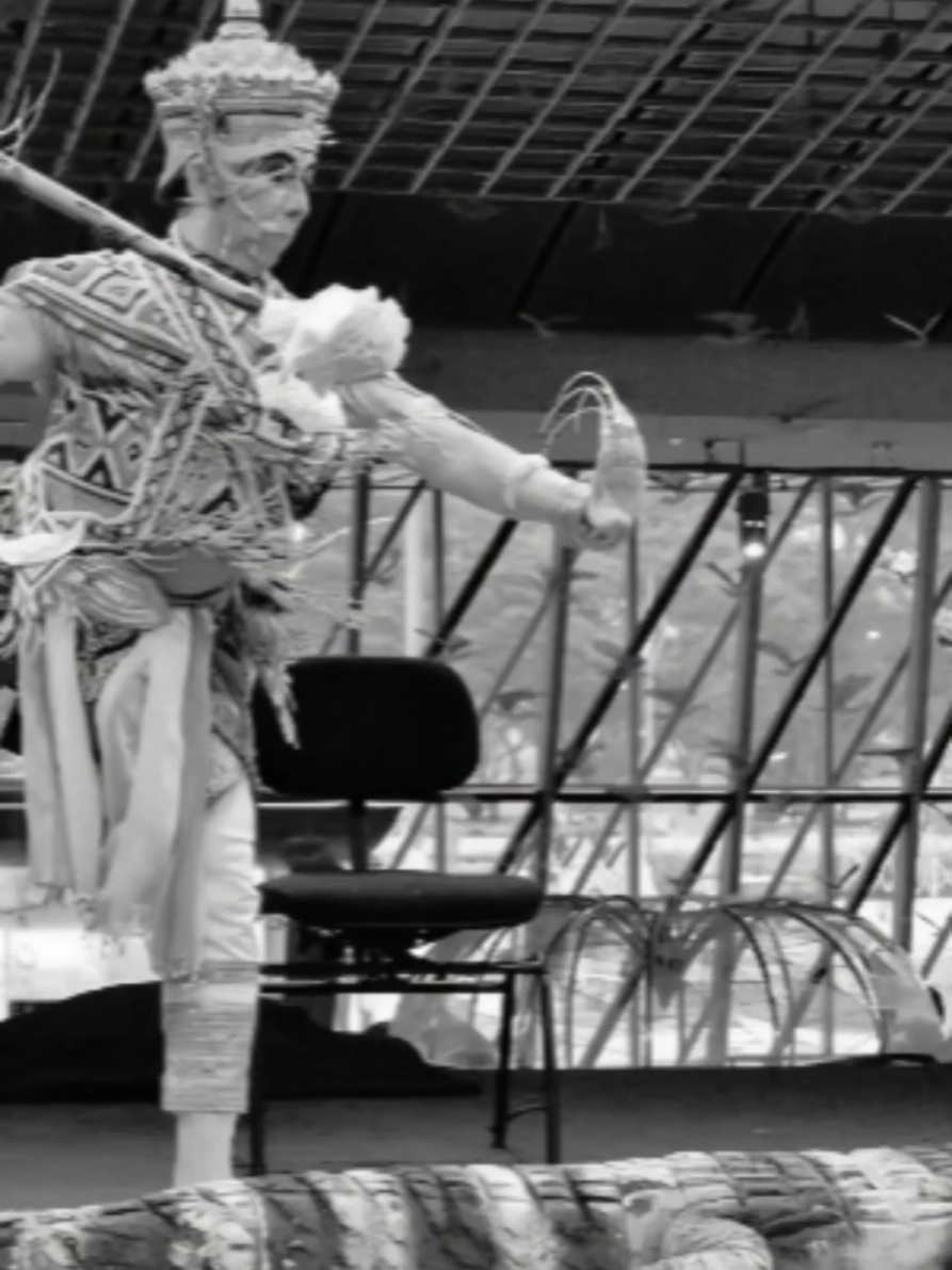 เรื่องที่111|ความเป็นมาและตำนาน...พิธีแทงเข้ มีความเป็นมามาจากตำนานการเดินทางของพระยาสายฟ้าฟาดที่ต้องเผชิญกับจระเข้ขวางคลอง การรำจึงเป็นการจำลองเหตุการณ์ที่ใช้หอกแทงจระเข้ให้เรือผ่านไปได้ โดยมีความเชื่อว่าเป็นการปัดเป่าสิ่งชั่วร้าย cr:จากแอปแดง|เรื่องเล่าหลังเที่ยงคืน #ครูหมอโนราห์ #โนราห์ #ผีภาคใต้ #ตํานาน #พิธีแทงเข้ 