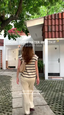 Konsepnya unik, bersih, dan aksesnya deket ke transportasi umum! 🏨 📍 RedDoorz Plus @ Jalan Gatot Subroto Jakarta Biar lebih hemat, pesan langsung lewat aplikasi RedDoorz dan pakai kode voucher “YUKNGINEP