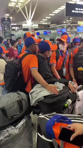 Ngay lúc này Sân bay Nội Bài nhuộm sắc màu cam của 109 ace Visa E9 xuất cảnh đêm nay sang Hàn Quốc ✈️🇰🇷- Đi để trở về thành công hơn nữa nhé ! #tienghanthaydoan  #tienghanepstopik  #xuatkhaulaodonghanquoc  #visae9  #epstopik 