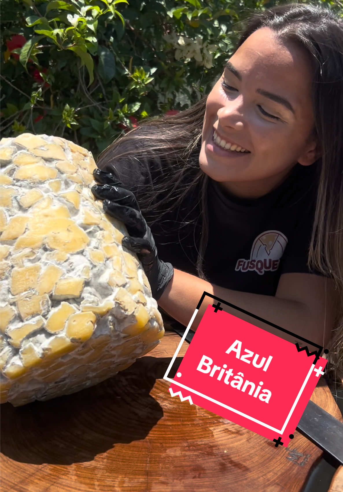 🧀 Um azul de respeito! O Queijo Azul Britânia é inspirado no clássico Stilton inglês e produzido artesanalmente em Bofete (SP). Feito com leite de vaca Jersey e maturado por 4 meses, tem textura amanteigada, sabor potente e marcante presença do mofo Penicillium Roqueforti. Um queijo elegante, intenso e cheio de personalidade. 🛒 Encomende aqui: www.fusqueijao.com.br #QueijoArtesanal #QueijoAzul #Fusqueijão #Gastronomia #Queijaria