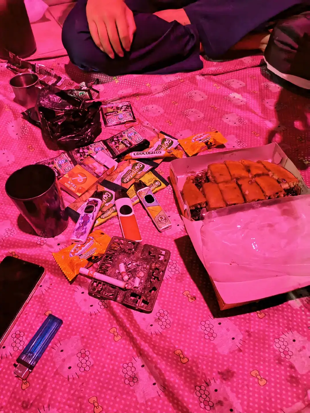 martabak coklat 😋😋 Berikut resep untuk membuat martabak manis cokelat yang lezat: Bahan: - 200 gram tepung terigu - 1/2 sendok teh baking powder - 1/2 sendok teh garam - 2 butir telur - 200 ml susu cair - 2 sdm gula pasir - 1/4 sendok teh vanila - Minyak goreng secukupnya - Cokelat cair atau meses untuk topping - Keju parut untuk topping (opsional) Cara membuat: 1. Campurkan tepung terigu, baking powder, dan garam dalam wadah. 2. Tambahkan telur, susu cair, gula pasir, dan vanila. Aduk rata hingga adonan halus. 3. Panaskan teflon atau wajan martabak dengan api kecil. Olesi dengan minyak goreng. 4. Tuang adonan secukupnya, ratakan dan tutup teflon. 5. Masak hingga permukaan martabak matang dan ada gelembung-gelembung kecil. 6. Angkat martabak, olesi dengan cokelat cair atau taburi dengan meses dan keju parut. 7. Lipat martabak menjadi dua atau empat bagian. 8. Sajikan martabak manis cokelat hangat. Tips: - Pastikan api kecil saat memasak martabak agar matang merata. - Jangan terlalu banyak menuang adonan agar martabak tidak terlalu tebal. - Bisa menambahkan topping lain seperti stroberi, kacang, atau selai sesuai selera. #masukberandafyp #4upage #oxvaxlimpro #oxvanexlim #fypp 