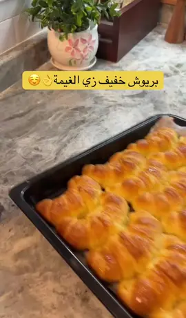 البريوش-5اكواب دقيق -ملعقة كبيرة خميرة -كوبين حليب دافي وممكن نوع الدقيق يحتاج أكتر و2بيضة وملعقة فانليا وملعقتين كبار سكر نخلطهم ونضيفهم ع المكونات الجافة ونعجن العجين تكون رطبة ونخليها تختمر -نجهز زبدة لينة بدرجة حرارة الغرفة للدهن نكور العجينة ال قطع متساوية ثم نفرد كل قطعة وندهن بينهم زبدة ونحطهم طبقات فوق بعض ندخلهم التلاجة شوية تم نفرد العجين دائرة كبيرة ونقطعها متلتات ونلفها ونحطها بالطاجين ونرجع نخليها تختمر نص ساعة ضروري جداً الأختمار بعد التشكيل 🤗وندهنها بصفار بيضة ورشة نسكافيه وملعقتين حليب وملعقة خل وندخلها الفرن المسخن مسبقا ع د200 .