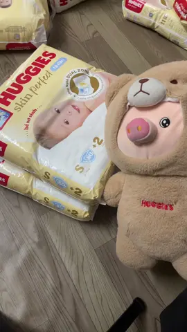 Tặng gấu! Combo 2 gói tã dán sơ sinh Huggies skinperfect Nb/ S/ M mom vào chọn size nha! #huggies #sosinh #mebe #mebimsua #xuhuong 