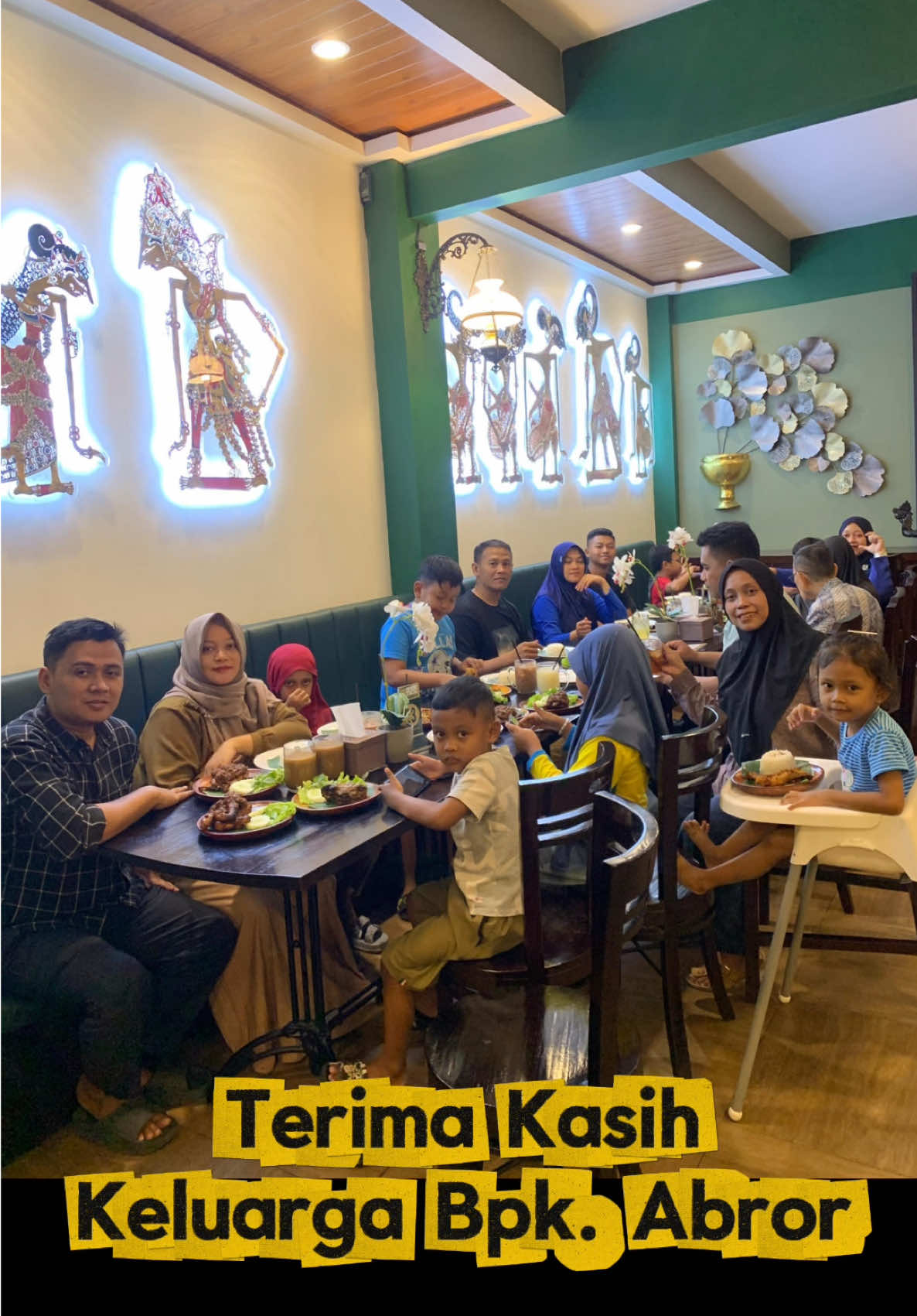 Rumah Makan Ayam Bakar Artomoro Demak hadir di kota Demak dengan nuansa Khas Jawa Elegan.  Menu utama dan juga andalan dari Rumah  Makan Ayam Bakar Artomoro yaitu Ayam Bakar Pedas.  Ayam Bakar Artomoro bukan hanya sekedar ayam bakar biasa, tetapi ayam bakar pedas dengan bumbu rempahnya yang khas. Ciri khas ayam bakarnya ada pada rasanya yang meresap sampai ke dalam dagingnya. Ada banyak menu varian lainnya, Ayam bakar Manis, Ayam Goreng, Rempelo Hati Bakar , Paru Goreng, Kepala Ayam Bakar, Sayur Asem, Cah Kangkung, Cah Tauge, Tahu Yunyi, Tempe Goreng. Rumah Makan Ayam Bakar Artomoro Demak salah satu rumah makan yang Instagramable di Demak. Pengunjung dimanjakan dengan suasana nyaman, suguhan nuansa jawa dengan ornamen unik. AYAM BAKAR ARTOMORO DEMAK Jl. Sultan Fatah , Bogorame  Demak - Jawa Tengah HP/WA 082241184146 Menerima RESERVASI  untuk acara Keluarga / kerabat / kantor, Arisan,  Reunian, Ulang Tahun, Pesanan BOX / Nasi Doz ,  Hampers untuk kerabat / relasi, Idul Fitri, Natal dll. ##fypシ゚viral🖤tiktok #ayambakardemak #nasikotakdemak #hampersdemak #ayambakardemak 