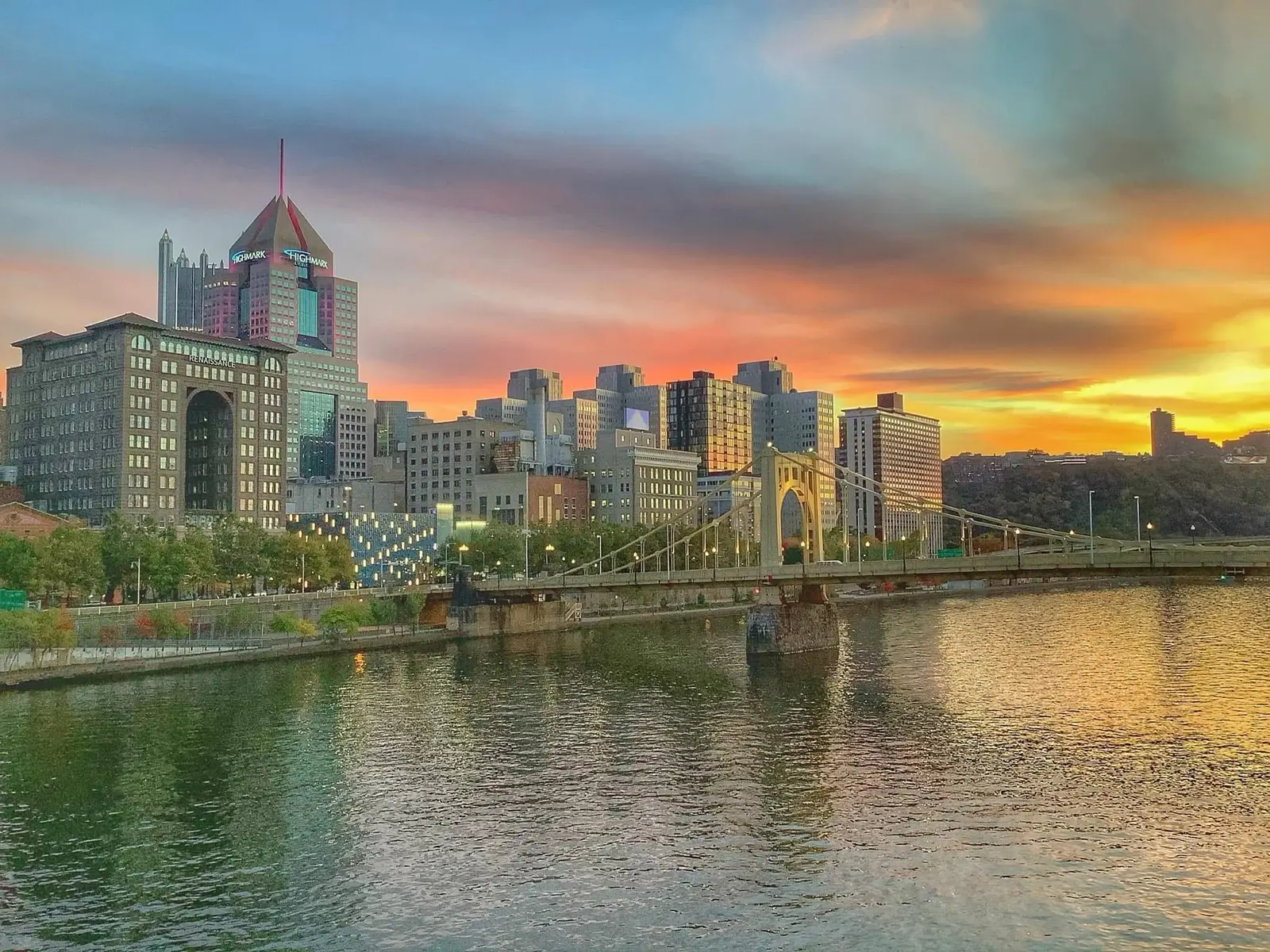 Pittsburgh Pennsylvania, the city of bridges, the city of hills, the city of potholes, the city of you can’t park there, the city of grey skies, the city of no sunshine, the city of tunnels, the city of the homeless, the city of bars, is also the city of beautiful views!