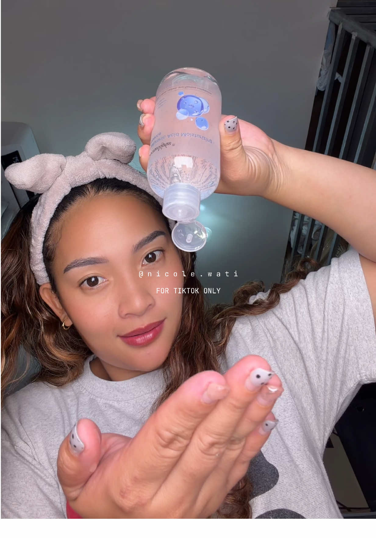 Grabe! Ang hydrated ng skin ko after gamit ‘to 😍 “DermaVigha Hyaluronic Acid Moisturizing Essence” perfect for sensitive skin, sobrang soothing at nakakaglow!  #hyaluronicacidserum  #skincareroutineph #moisturizingessence #hydratedskin #skincareproductsph