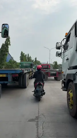 namanya juga idup, kalo belom emosi berarti belom cocok jalan di ibukota😂