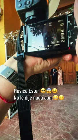 Detrás de cada historia de amor hay alguien capturando la magia 💍✨ Este fue un momento único: la entrada del novio y la novia, vista desde mi cámara y grabada desde mi pechera 🎥 Cada detalle, cada emoción… todo cuenta. #WeddingBehindTheScenes #Boda #WeddingVideography #LoveStories