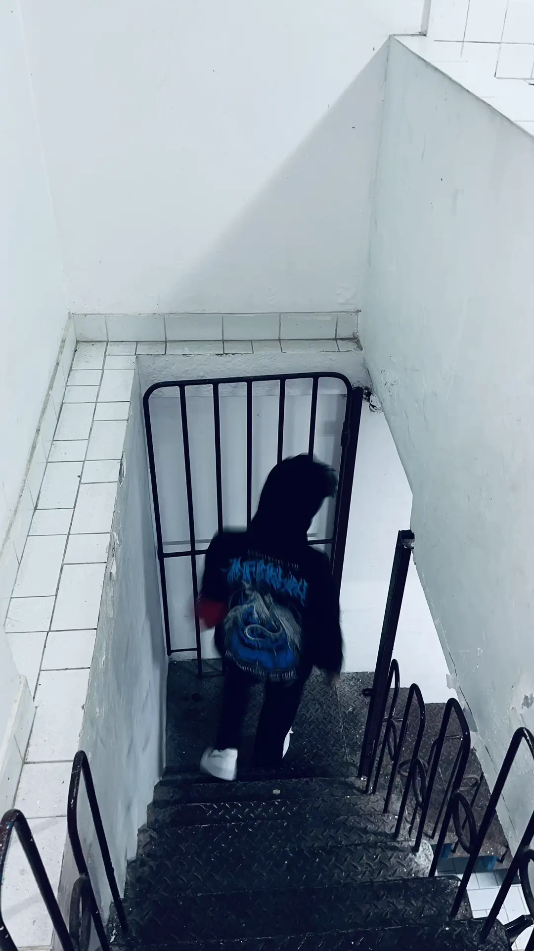 Berikut adalah resep sederhana membuat mie ayam : Bahan: - 1 bungkus mie (mie telur atau mie basah) - 250 gram ayam fillet (dada atau paha), cincang - 3 siung bawang putih, cincang - 1 sdm kecap manis - 1 sdm kecap asin - 1 sdm minyak wijen - 1 sdm saus tiram - 1/2 sdt merica bubuk - 1/2 sdt garam - 2 sdm minyak goreng - 2 batang daun bawang, iris - Bumbu pelengkap (opsional): kecap manis, sambal, acar, pangsit goreng Cara membuat: 1. Rebus mie hingga matang, tiriskan dan sisihkan. 2. Tumis bawang putih hingga harum, masukkan ayam cincang. Masak hingga ayam matang. 3. Tambahkan kecap manis, kecap asin, minyak wijen, saus tiram, merica, dan garam. Aduk rata. 4. Siapkan mie dalam mangkuk, tambahkan ayam di atasnya. 5. Sajikan dengan tambahan daun bawang, kecap manis, sambal, atau pelengkap lainnya sesuai selera. Selamat mencoba! #infidelityroadmerch #infidelityroad #infidelityroadallbase 